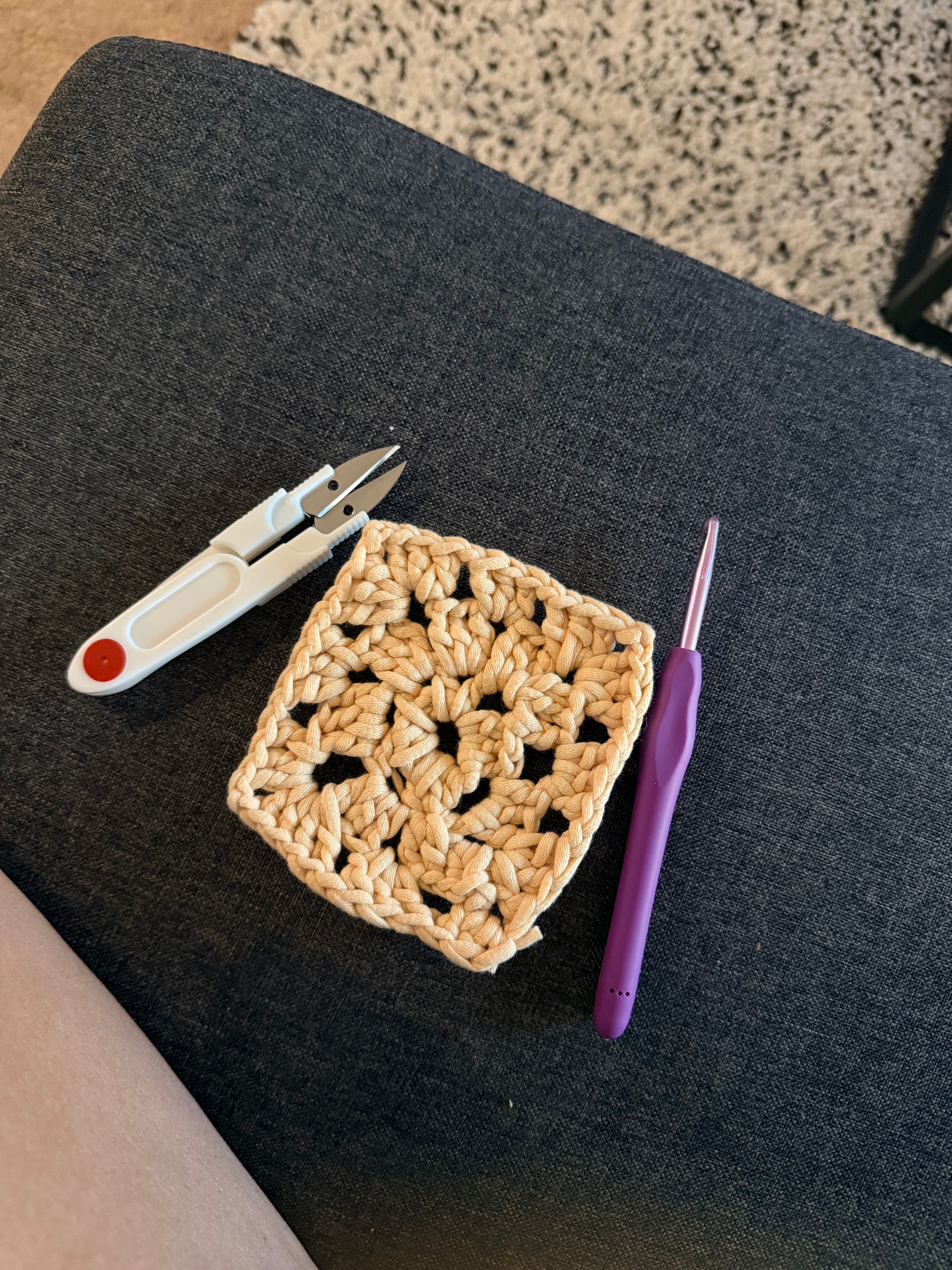 Beige crochet hairband with tools