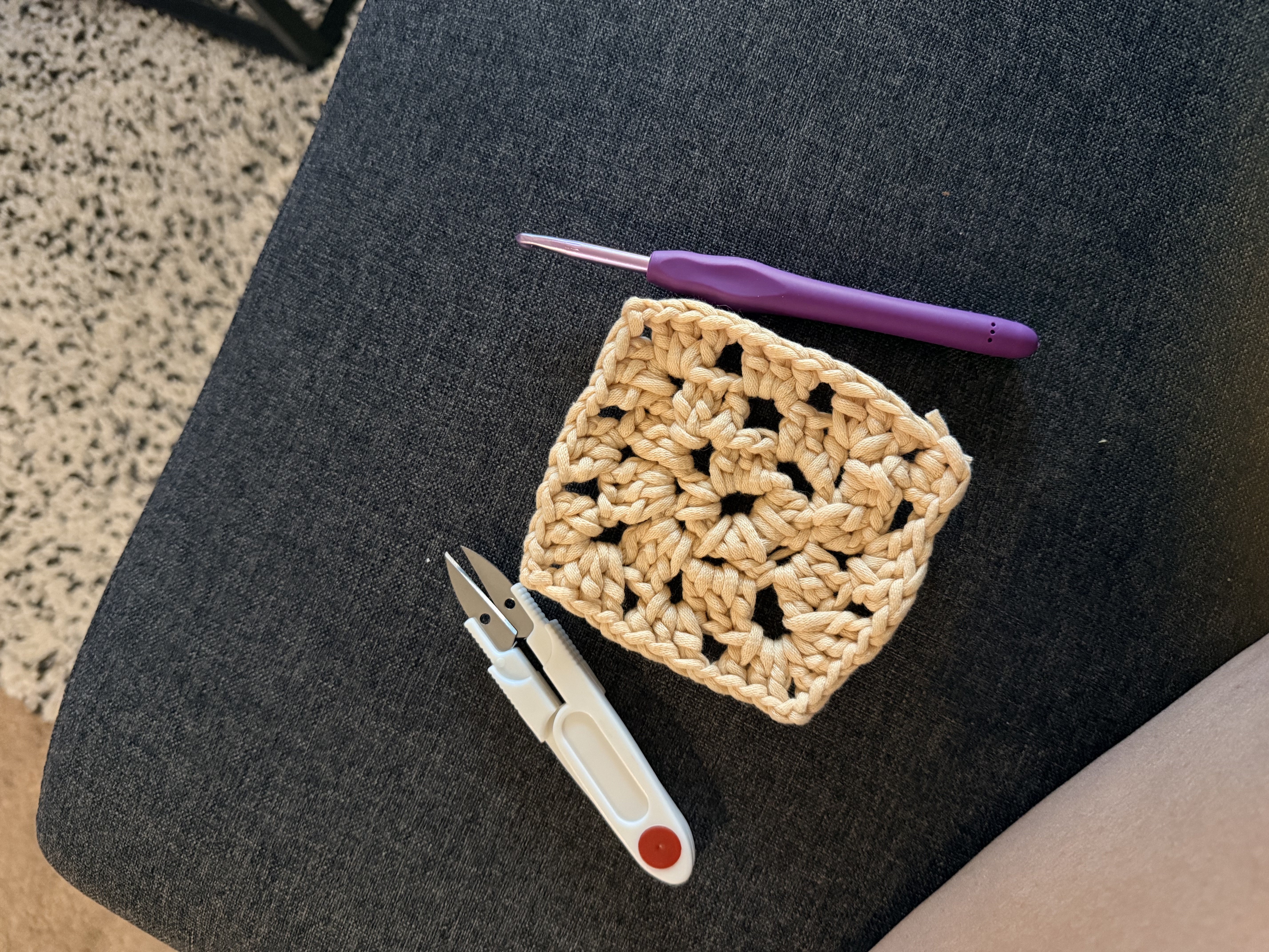 Beige crochet hairband with tools